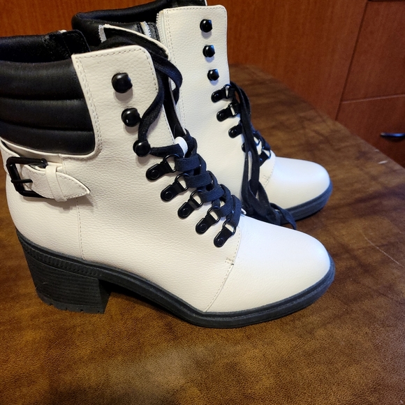 White and black boots - Picture 6 of 6
